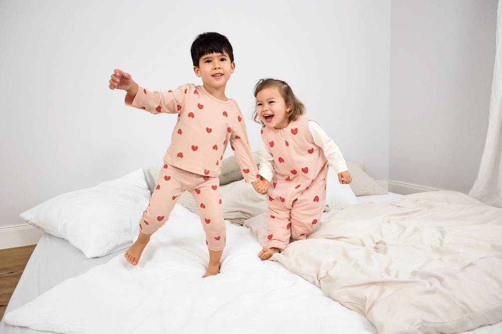 Lässig Kinder Schlafoverall 2,5 TOG - Herz, Rosa Sonderangebot der Fabrik