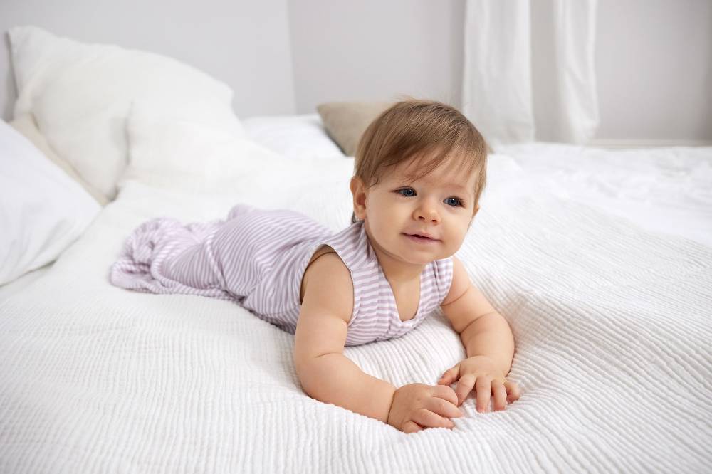 Lässig Baby Schlafsack 0,5 TOG - Gestreift, Lila Milky Cyber Monday