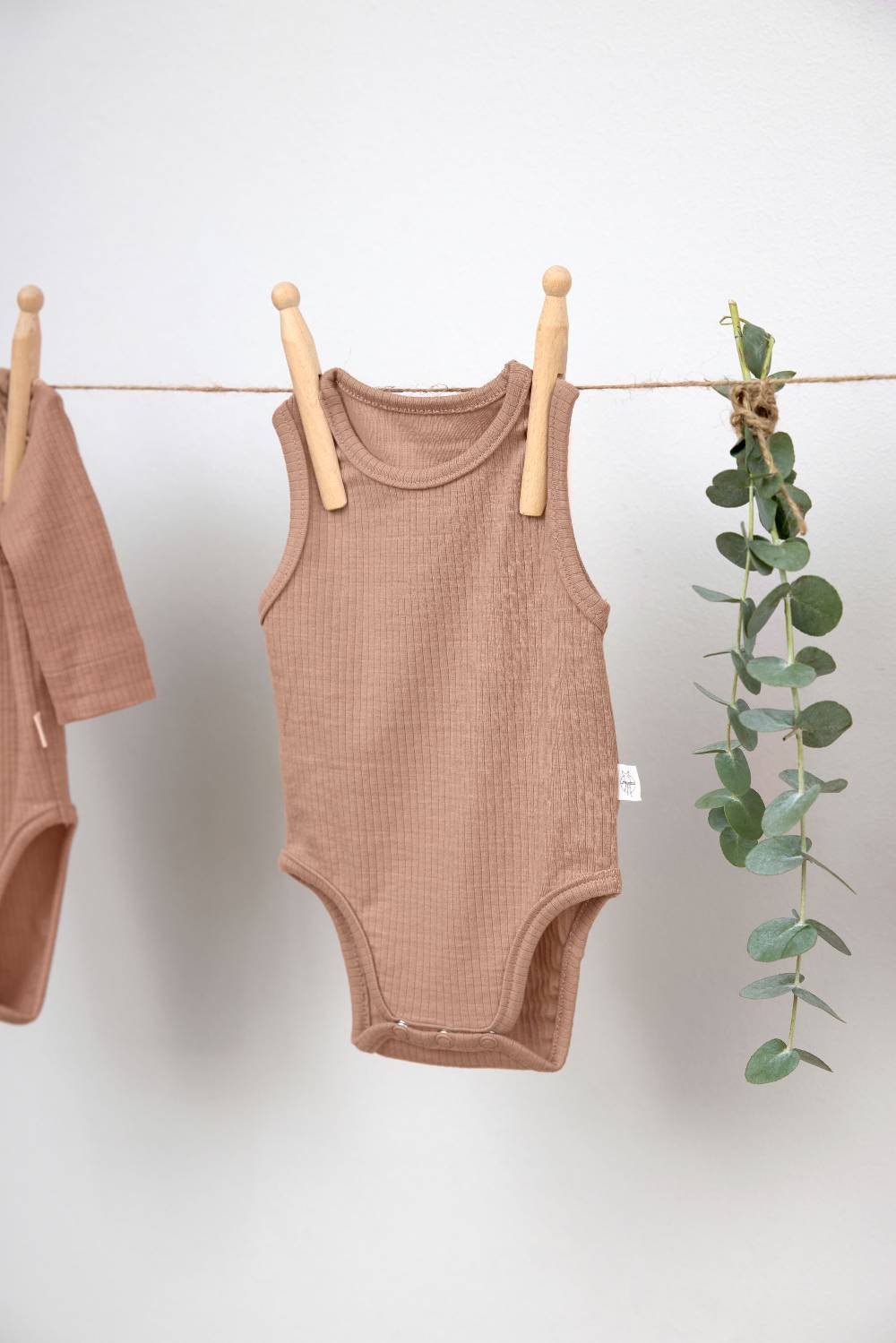 Lässig Baby Body - Ärmellos gerippt, Hellbraun Exklusive Angebote