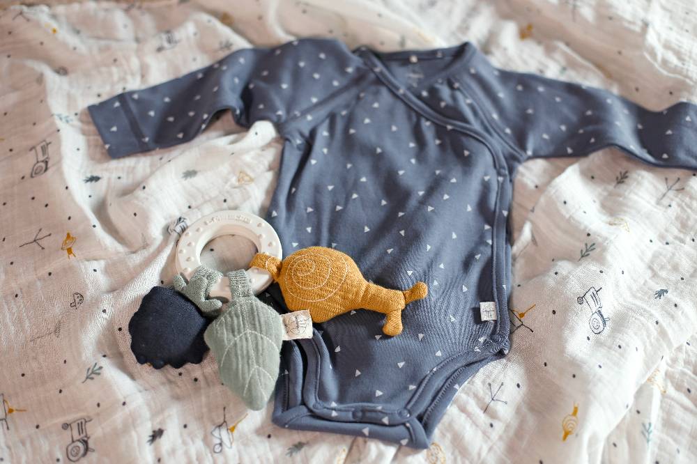 Lässig Baby Wickelbody langarm - Bio Baumwolle, Dreiecke, Blau Valentinstagsangebot