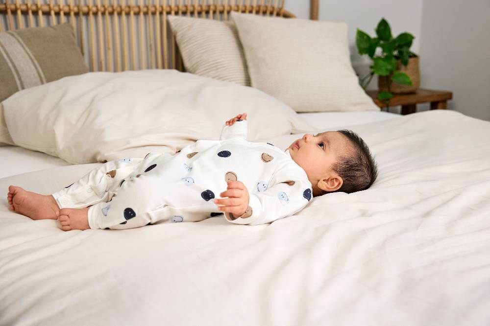 Lässig Baby Schlafoverall - Bio Baumwolle, Smile, Milky Große Rabatte