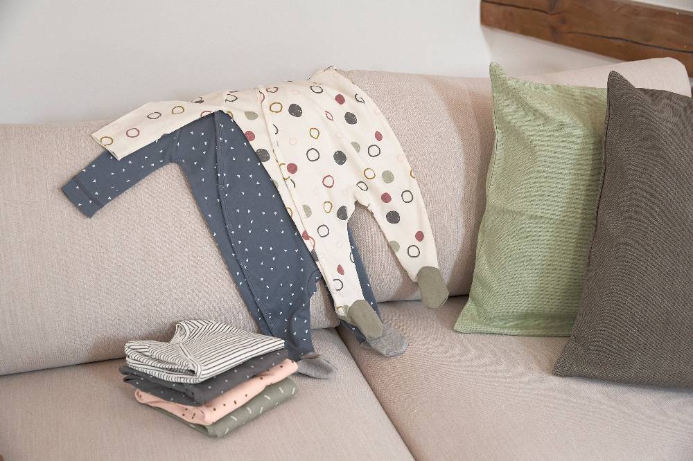 Lässig Baby Schlafanzug mit Füßen - Bio Baumwolle, Spots, Anthrazit Begrenzte Freigabe