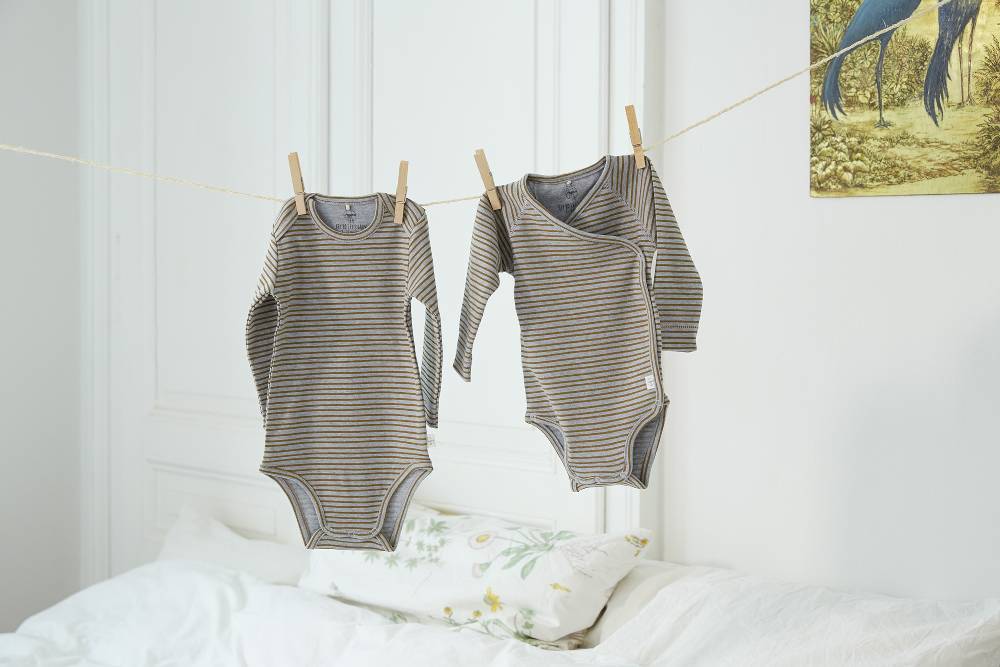 Lässig Baby Body langarm - Bio Baumwolle, Streifen, Grau meliert Bis zu 50% Rabatt