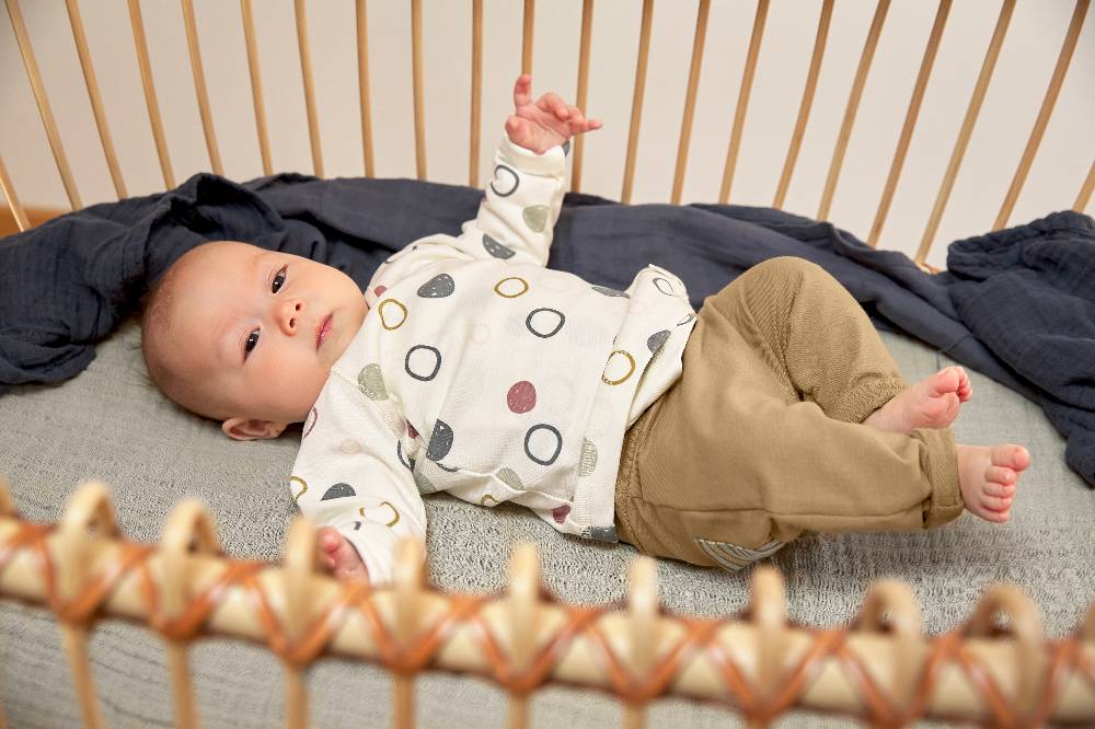 Lässig Baby Schlafanzug - Bio Baumwolle, Circles, Weiß Nur noch ein Tag übrig