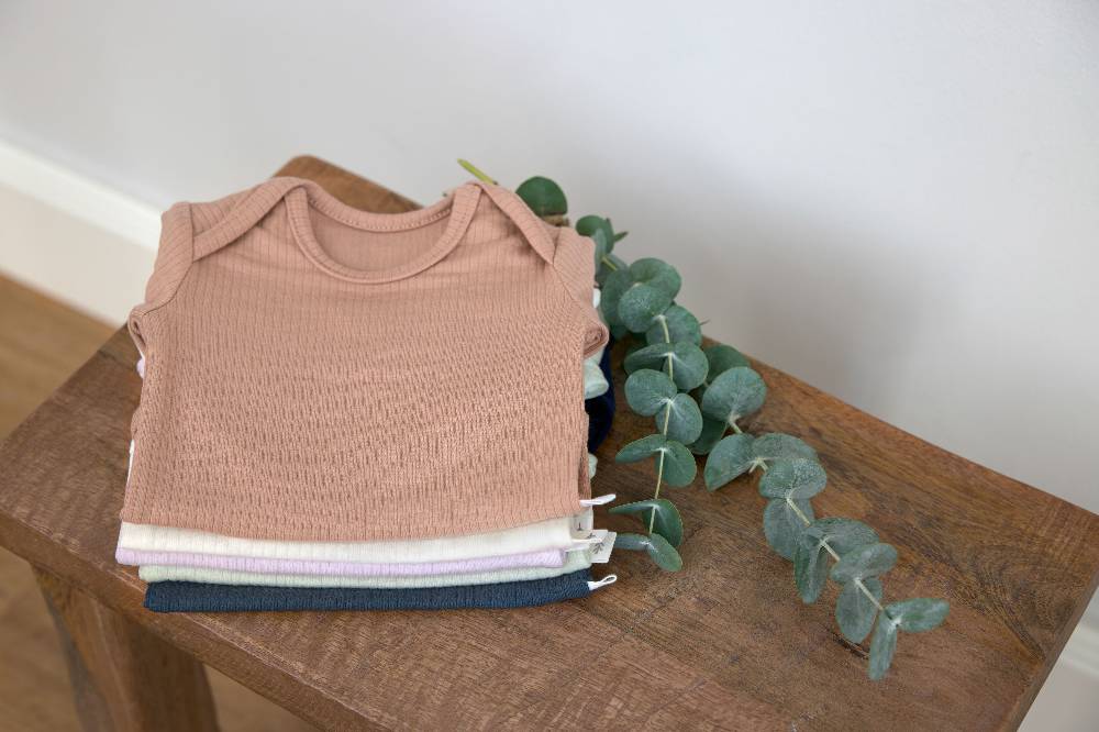 Lässig Baby Body Kurzarm - gerippt, Lila Sonderangebot