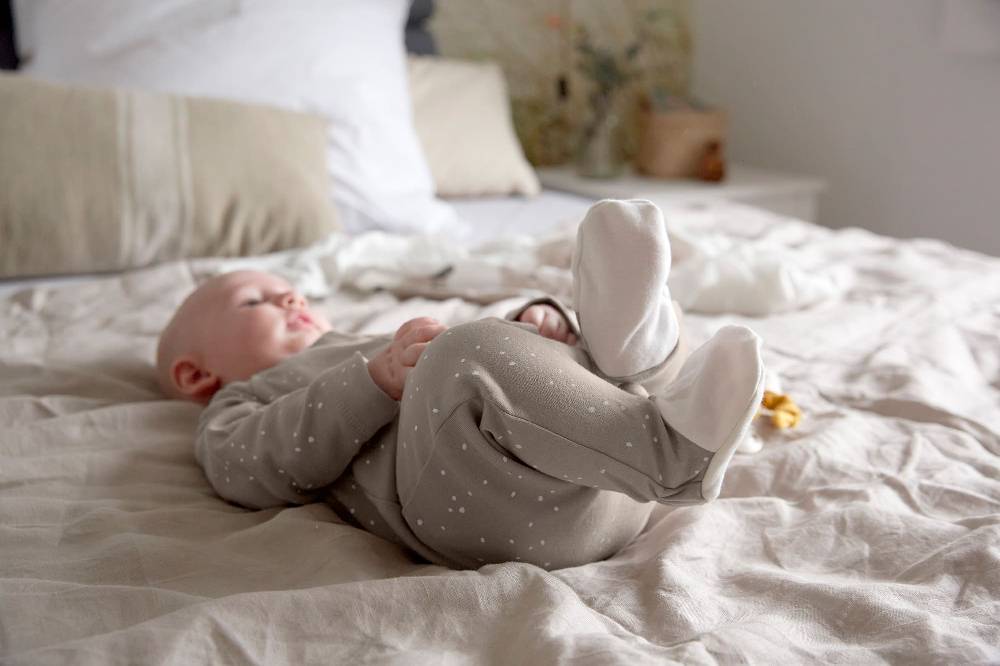 Lässig Baby Schlafanzug mit Füßen - Bio Baumwolle, Sprinkle, taupe Begrenztes Angebot
