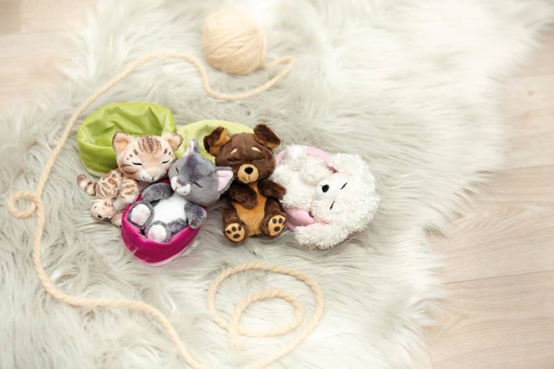 NICI Kuscheltier Sleeping Pets graue Katze 12cm im rosa Körbchen NICI GREEN Wochenangebot