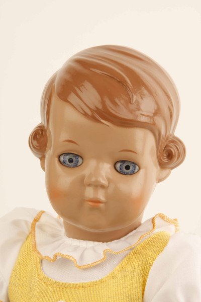 Schildkröt Manufaktur Puppe Inge 34 cm braune Malhaare, blaue Augen, Dirndl gelb/grün Exklusive Angebote