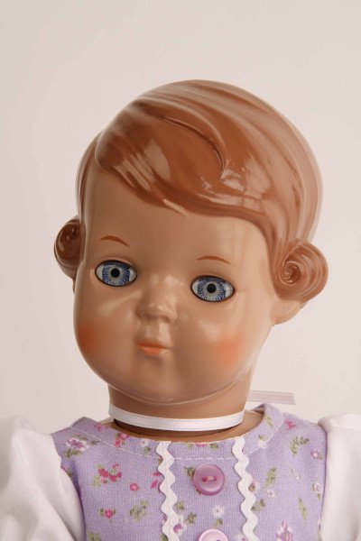 Schildkröt Manufaktur Puppe Inge 34 cm braune Malhaare, blaue Augen, Dirndl lila Letzte 3 Tage