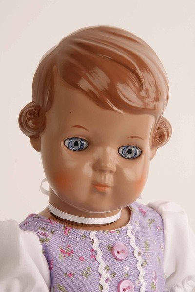 Schildkröt Manufaktur Puppe Inge 34 cm braune Malhaare, blaue Augen, Dirndl lila Letzte 3 Tage