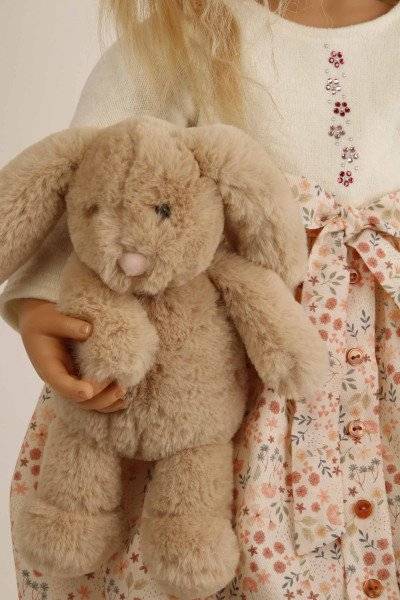 Schildkröt Manufaktur Puppe Johanna von Brigitte Paetsch 70 cm sitzend, blonde Haare, Kleidung weiß/rose Letzte 2 Tage