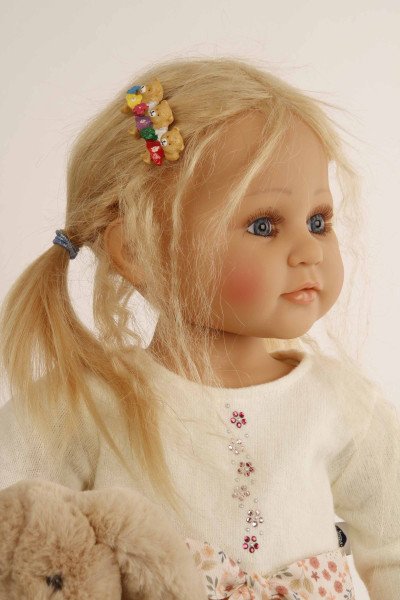 Schildkröt Manufaktur Puppe Johanna von Brigitte Paetsch 70 cm sitzend, blonde Haare, Kleidung weiß/rose Letzte 2 Tage