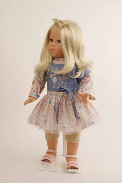 Schildkröt Manufaktur Stehpuppe Elli 52 cm blonde Haare, blaue Schlafaugen, Blumenkleidung Letzter Tag