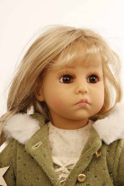 Schildkröt Manufaktur Puppe Elena sitzend 53 cm von Sybille Sauer blonde Haare, Winterkleidung gold/grün Kostenloser Versand