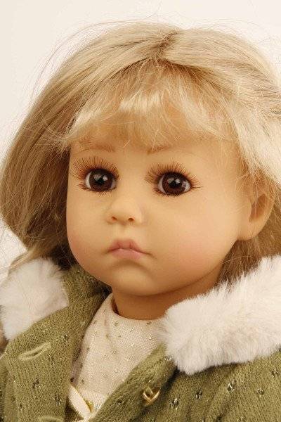 Schildkröt Manufaktur Puppe Elena sitzend 53 cm von Sybille Sauer blonde Haare, Winterkleidung gold/grün Kostenloser Versand