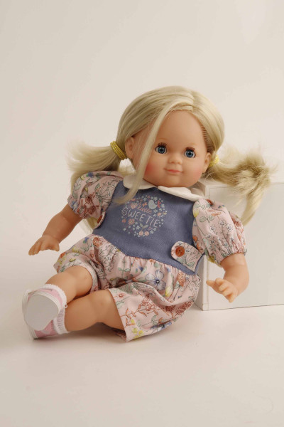 Schildkröt Manufaktur Puppe Schlummerle 32 cm blonde Haare, blaue Schlafaugen, Blumenoverall Günstig kaufen