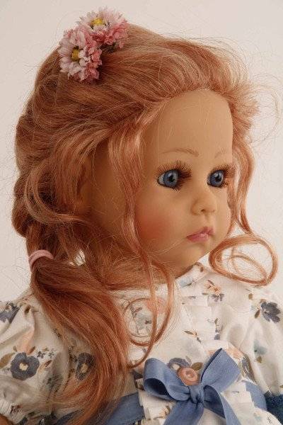 Schildkröt Manufaktur Puppe Elena sitzend 53 cm von Sybille Sauer rote Haare, festliches Kleid in blau/weiss Nur noch ein Tag übrig