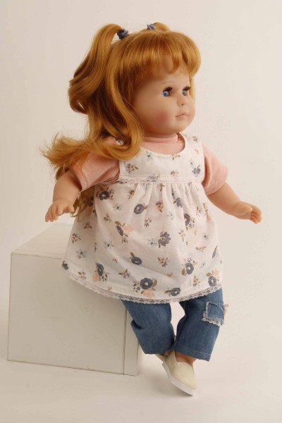 Schildkröt Manufaktur Puppe Hanni 45 cm rote Haare, blaue Schlafaugen, Jeanshose+ Blumenshirt Preisnachlass
