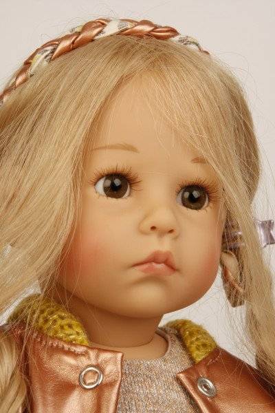 Schildkröt Manufaktur Puppe Elena sitzend 53 cm von Sybille Sauer blonde Haare, Kleiudng beige/braun/rotgold Discount Store für neue Produkte
