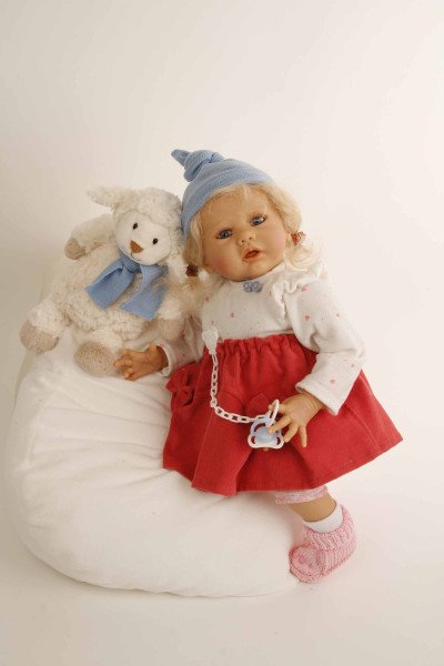 Schildkröt Manufaktur Baby Pina 52 cm von Karola Wegerich , blonde Haare, Kleidung weiss/blau/rot 2025