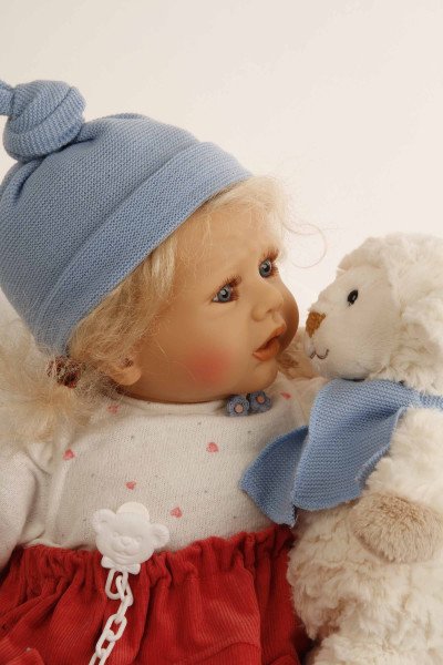 Schildkröt Manufaktur Baby Pina 52 cm von Karola Wegerich , blonde Haare, Kleidung weiss/blau/rot 2025