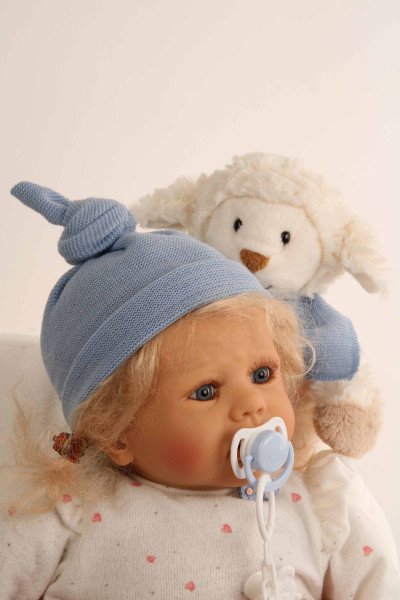Schildkröt Manufaktur Baby Pina 52 cm von Karola Wegerich , blonde Haare, Kleidung weiss/blau/rot 2025