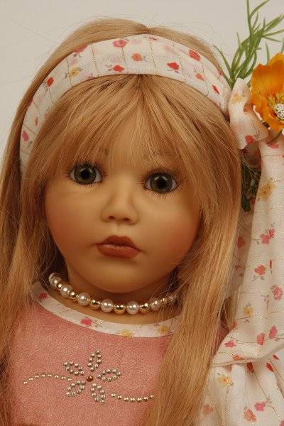 Schildkröt Manufaktur Puppe Carolina sitzend 53 cm von Sybille Sauer rotblonde Haare, Sommerkleid Neuheiten