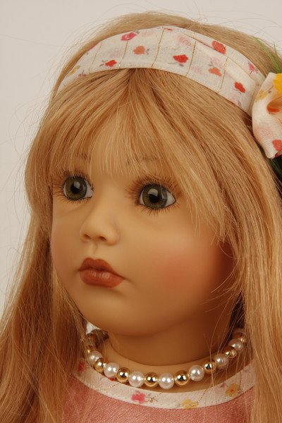 Schildkröt Manufaktur Puppe Carolina sitzend 53 cm von Sybille Sauer rotblonde Haare, Sommerkleid Neuheiten
