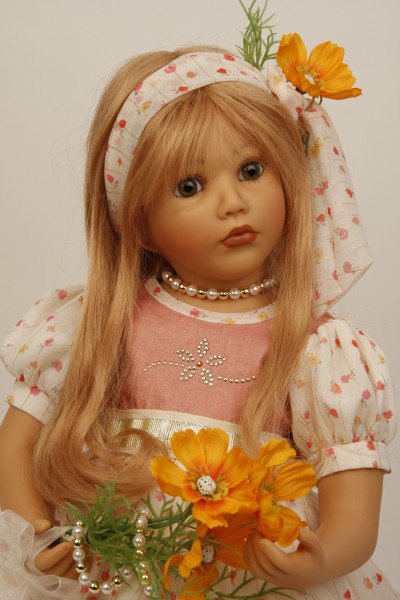Schildkröt Manufaktur Puppe Carolina sitzend 53 cm von Sybille Sauer rotblonde Haare, Sommerkleid Neuheiten
