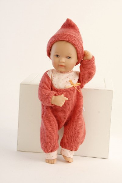 Schildkröt Manufaktur Puppe Mein 1. Baby 28 cm mit Malhaar, braunen Schlafaugen, Strickkleidung rot Hotsell