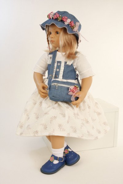 Schildkröt Manufaktur Puppe Alina sitzend von Sieglinde Frieske, blonde Haare, blaue Augen Kleidung blau/weiss Limitierter Zeitrabatt