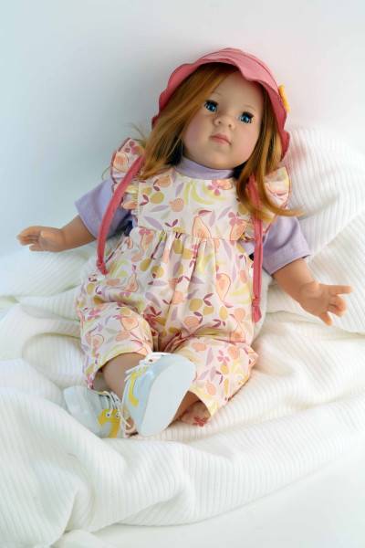 Schildkröt Manufaktur Puppe Elli 52 cm rote Haare, blaue Schlafaugen, Kleidung Früchtchen Exklusivangebot