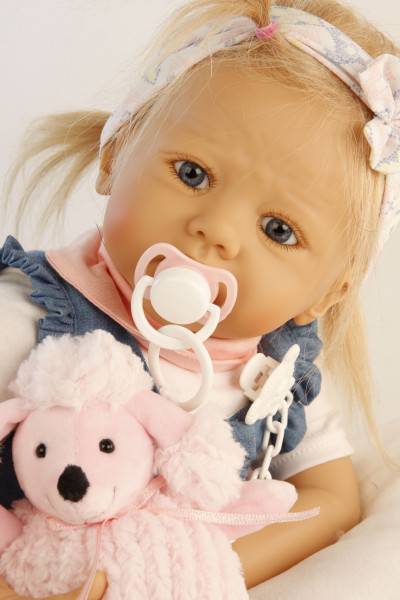 Schildkröt Manufaktur Baby Pina 52 cm von Karola Wegerich , blonde Haare, Kleidung weiss/blau/rose Heißer Verkauf