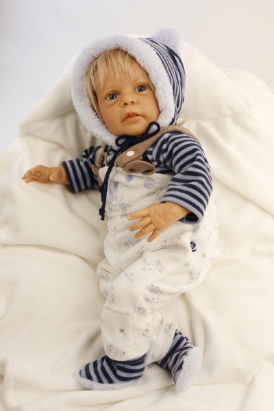 Schildkröt Manufaktur Puppe Leon 50 cm von Gudrun Legler blonde Haare, Kleidung blau/weiss Zeitlich begrenztes Angebot