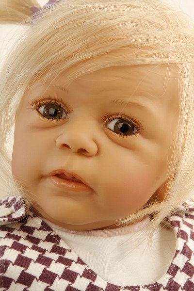 Schildkröt Manufaktur Puppe Leni 50 cm von Gudrun Legler blonde Haare, Kleidung rose/weiss/bran Exklusive Angebote