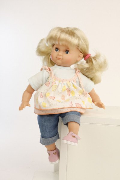Schildkröt Manufaktur Puppe Schlummerle 32 cm blonde Haare, blaue Schlafaugen, Sommerkleidung bunt Begrenzt auf 3 Tage