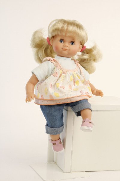 Schildkröt Manufaktur Puppe Schlummerle 32 cm blonde Haare, blaue Schlafaugen, Sommerkleidung bunt Begrenzt auf 3 Tage