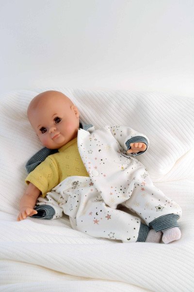 Schildkröt Manufaktur Puppe Schlummerle 32 cm mit Malhaar und braunen Schlafaugen, Overall weiß/blau Online