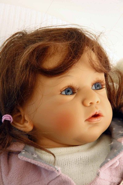 Schildkröt Manufaktur Puppe Rosalie 50 cm von Gudrun Legler, braune Haare, Hasenoverall Vatertagsangebot
