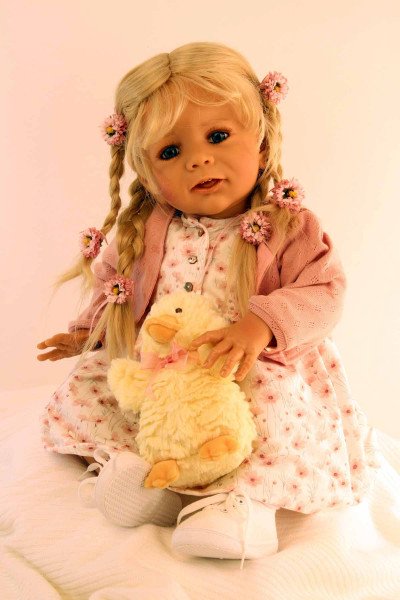 Schildkröt Manufaktur Puppe Femke 60 cm von Karola Wegerich blonde Haare, Kleidung rose/weiss Zeitbegrenzte Promotion