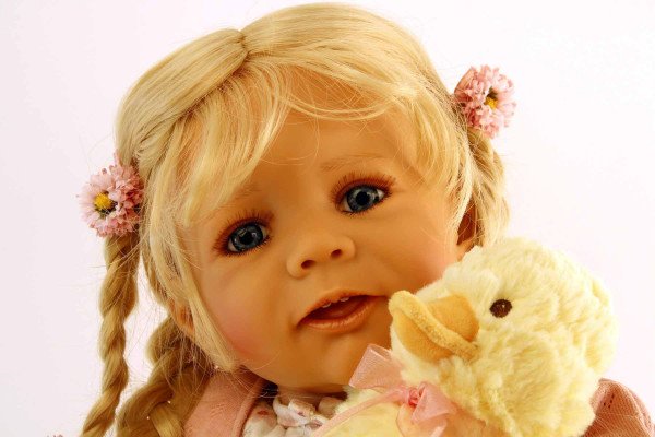 Schildkröt Manufaktur Puppe Femke 60 cm von Karola Wegerich blonde Haare, Kleidung rose/weiss Zeitbegrenzte Promotion