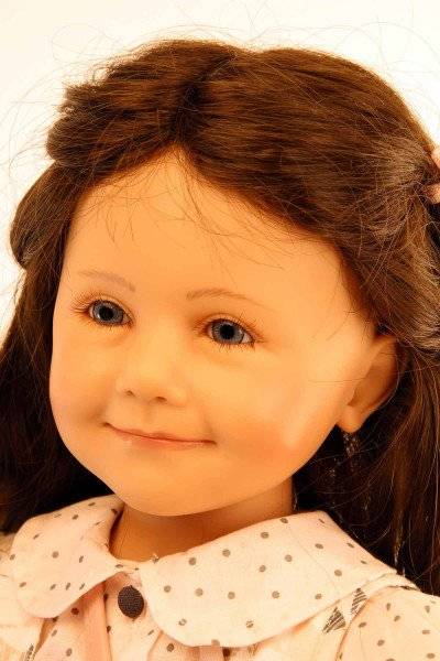 Schildkröt Manufaktur Puppe Jenny sitzend 65 cm von Sieglinde Frieske braune Haare, Kleidung weiss/rose/braun Super Rabatt