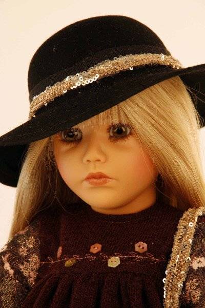 Schildkröt Manufaktur Puppe Carolina sitzend 53 cm von Sybille Sauer blonde Haare, Kleidung Glitzerlook 50% Rabatt für begrenzte Zeit