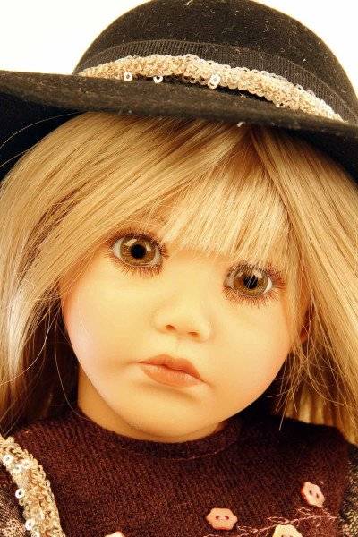 Schildkröt Manufaktur Puppe Carolina sitzend 53 cm von Sybille Sauer blonde Haare, Kleidung Glitzerlook 50% Rabatt für begrenzte Zeit