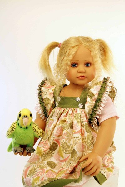 Schildkröt Manufaktur Puppe Johanna von Brigitte Paetsch 70 cm sitzend, blonde Haare, Kleidung grün/rose Verkauf