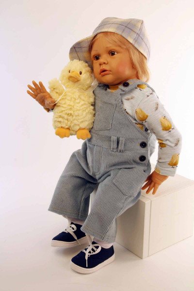 Schildkröt Manufaktur Puppe Louis 60 cm von Gudrun Legler, blonde Haare, Kleidung blau/gelb Angebote