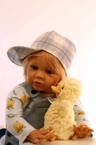 Schildkröt Manufaktur Puppe Louis 60 cm von Gudrun Legler, blonde Haare, Kleidung blau/gelb Angebote