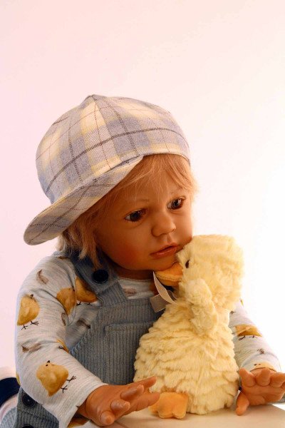 Schildkröt Manufaktur Puppe Louis 60 cm von Gudrun Legler, blonde Haare, Kleidung blau/gelb Angebote