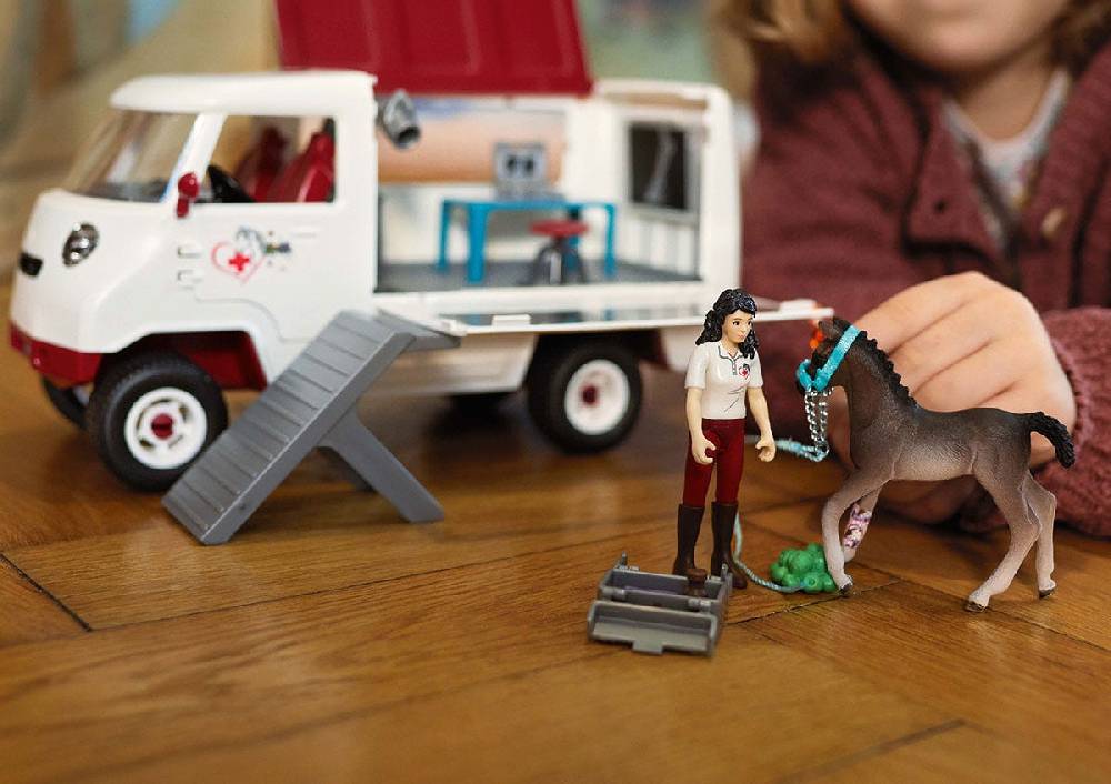 Schleich Mobile Tierärztin mit Hannoveraner Fohlen Angebote